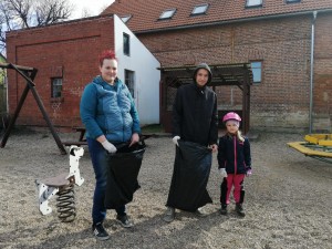 Kubečkovi sbírali odpad po vesnici